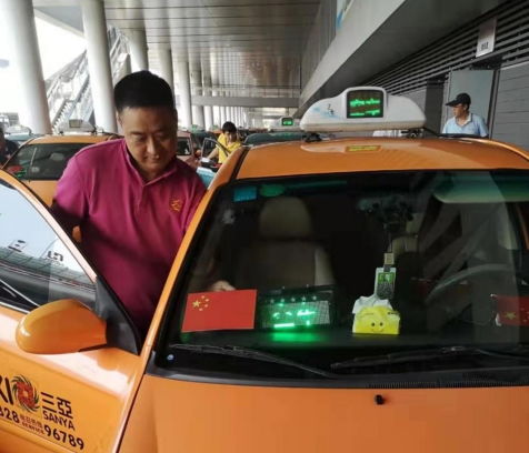 喜迎国庆，三亚出租汽车张贴国旗展爱国情怀
